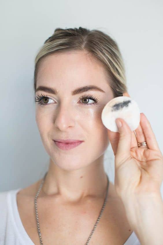 پاک کردن آرایش چشم با محلول دوفاز-خانومی