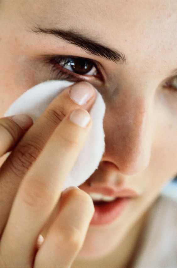 پاک کردن آرایش چشم-خانومی