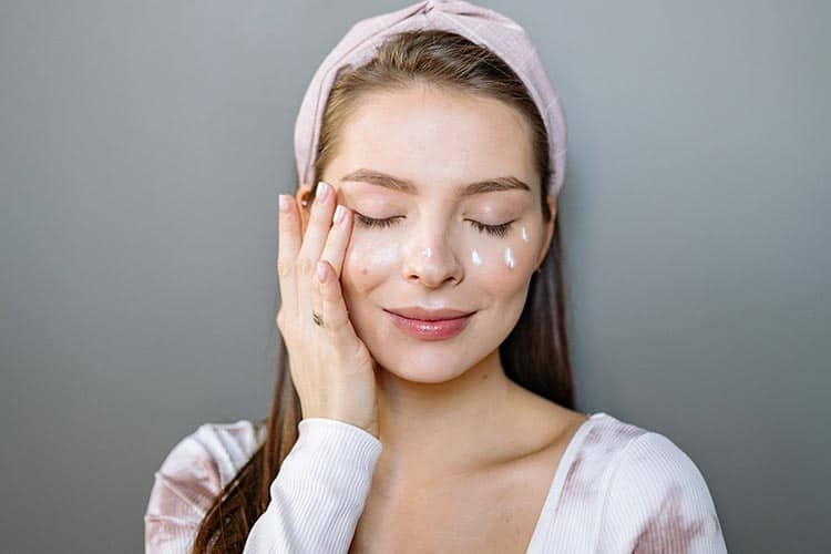 سن استفاده از کرم دور چشم