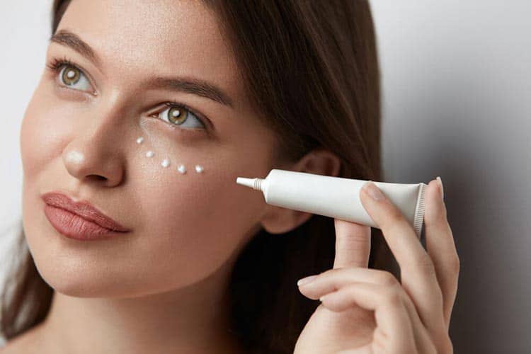 نکات مهم در استفاده از کرم دور چشم