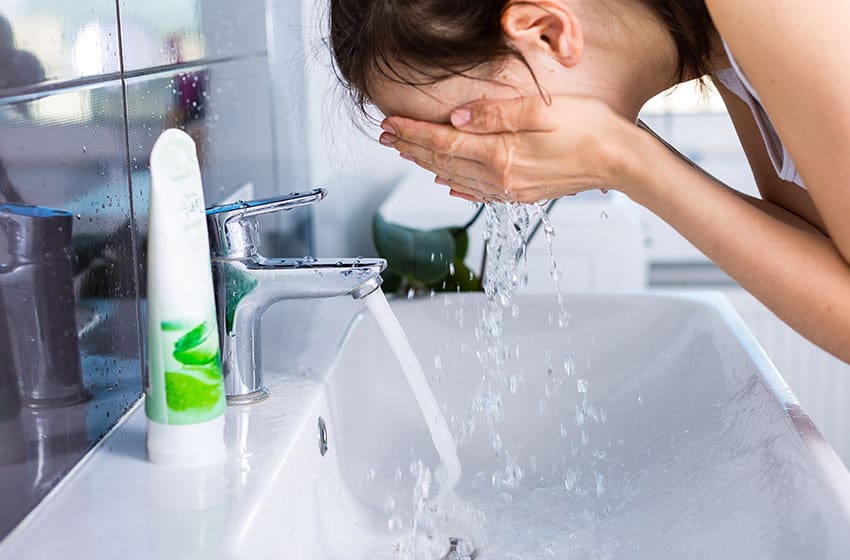 چرا باید از فیس واش برای شستشوی صورت استفاده کنیم؟