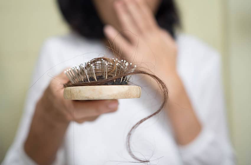 ریزش مو؛ دلایل و درمان