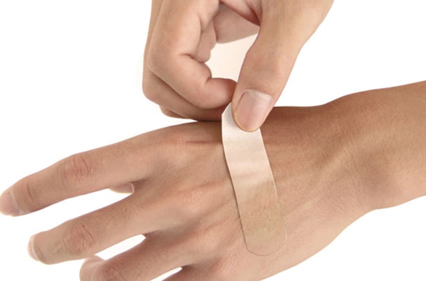 کندن چسب زخم از پوست