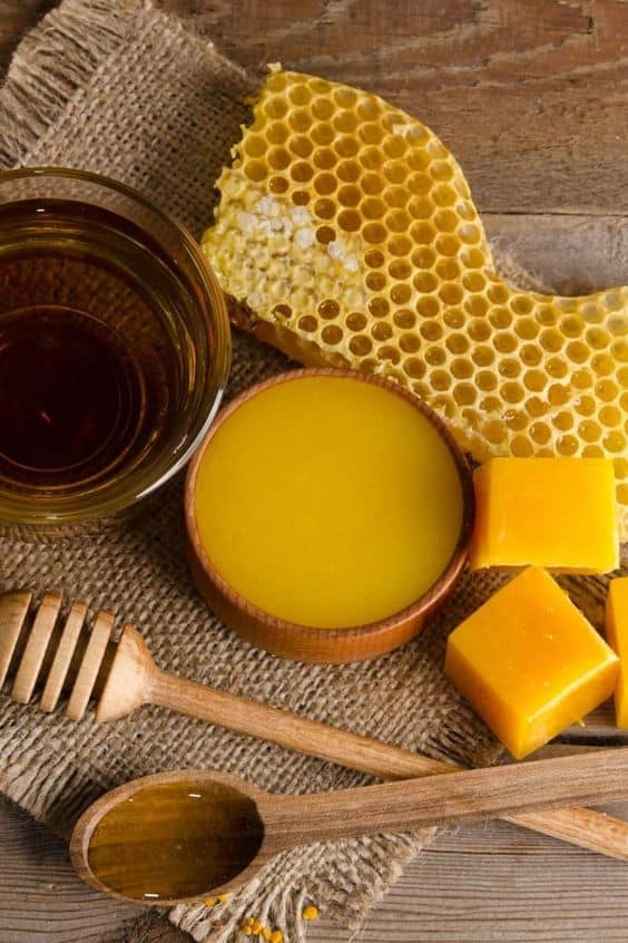 موم عسل برای ترک لب-خانومی
