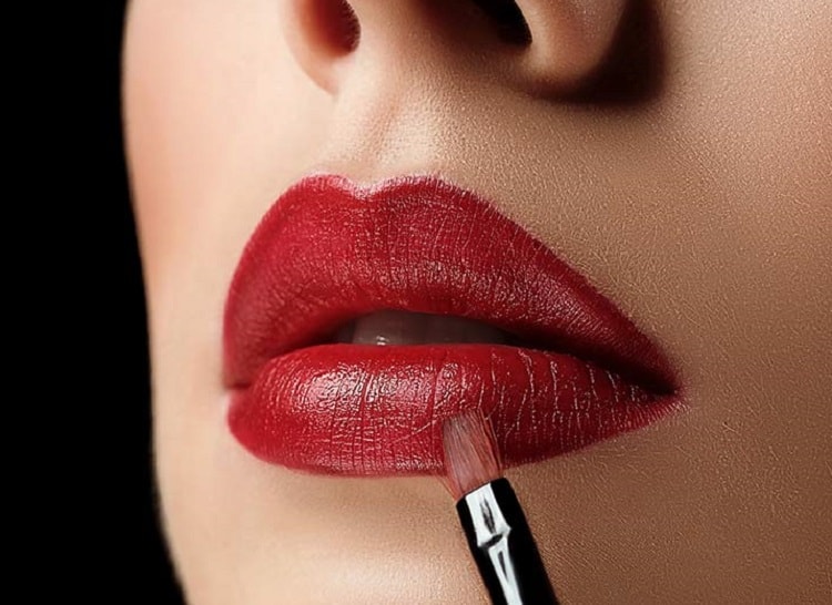 استفاده از براش برای زدن رژ لب قرمز
