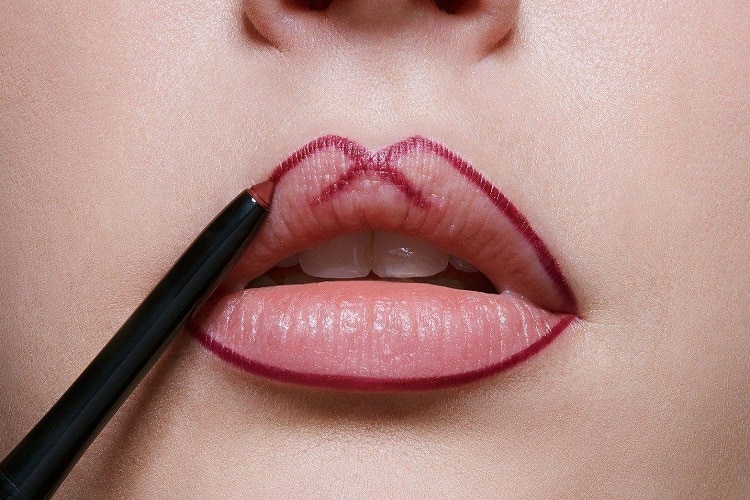 چرا قبل از کشیدن رژ لب قرمز از مداد لب استفاده کنیم؟