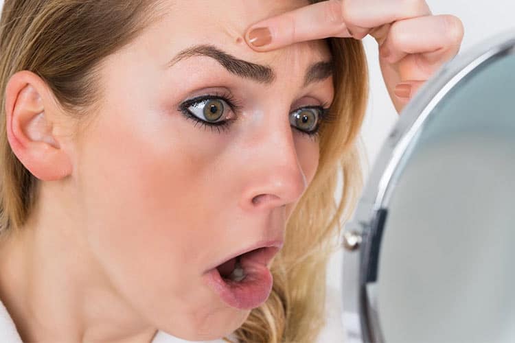 مضرات ناشی از خوابیدن با آرایش 