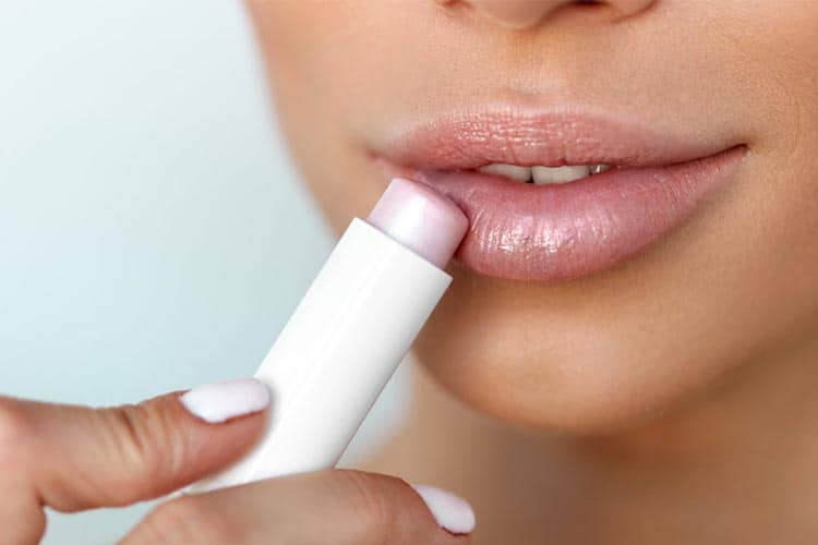 آبرسانی پوست لب با روش‌های خانگی و استفاده از محصولات درمانی