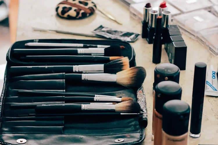 خرید لوازم آرایشی برای روز جهانی زن