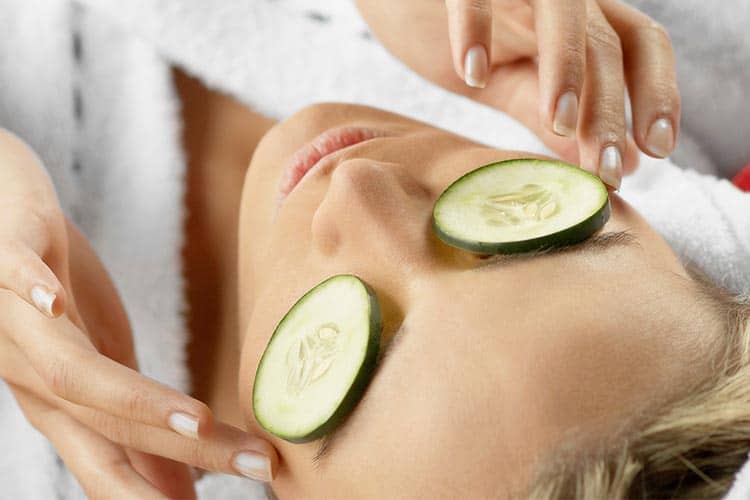 درمان پف و سیاهی زیر چشم با ماسک خیار