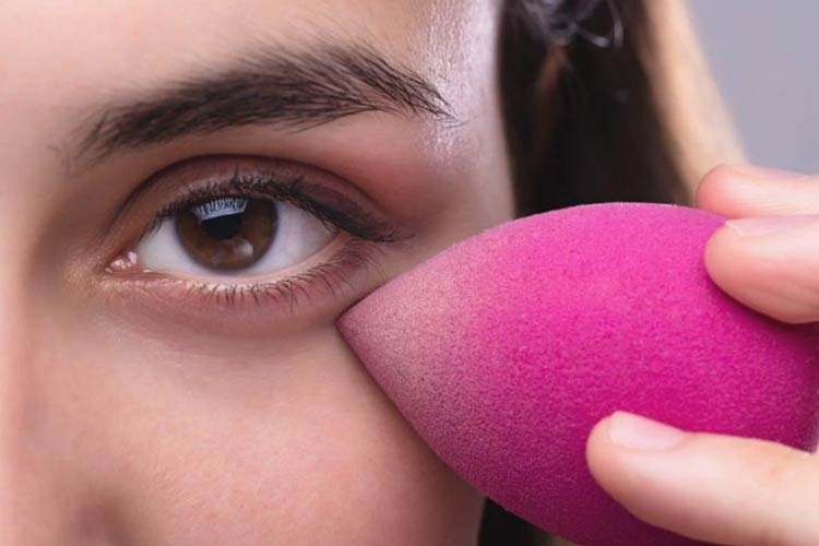 اسفنج آرایشی برای داشتن لایه‌های سبک آرایش