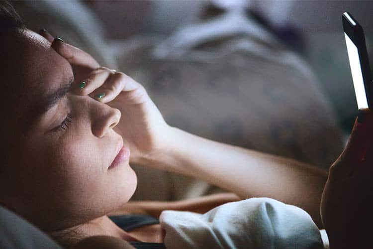 تاثیر صفحه گوشی روی پیری پوست و راه های جلوگیری از آن