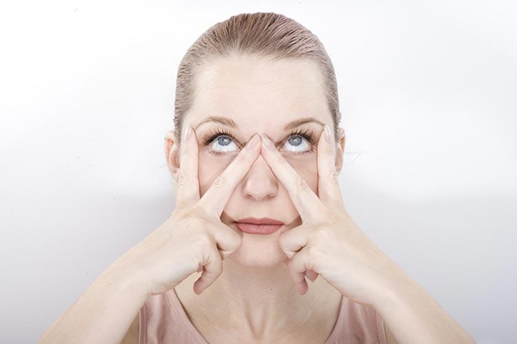 ماساژ برای جلوگیری از چروک پوست دور چشم