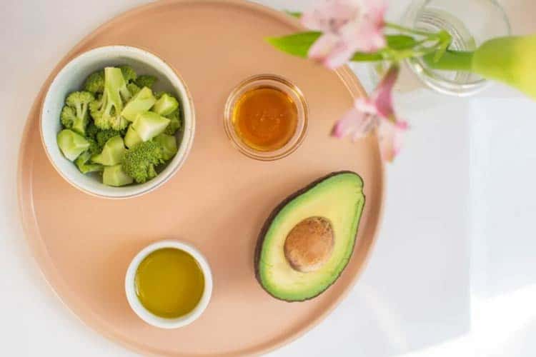 روش های تقویت ریشه مو در خانه