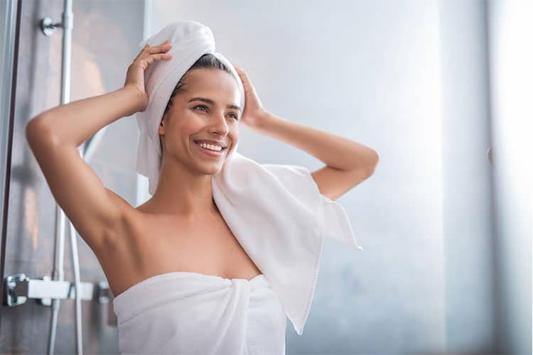 نحوه خشک کردن پوست صورت و بدن بعد از حمام