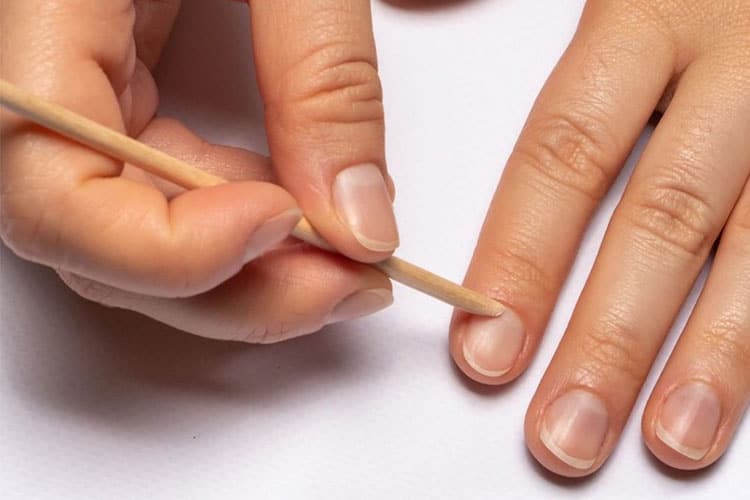 مرحله چهارم لاک زدن روی ناخن