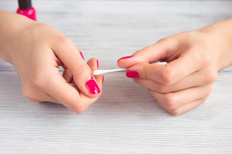 مرحله آخر لاک زدن حرفه‌ای و اصولی ناخن