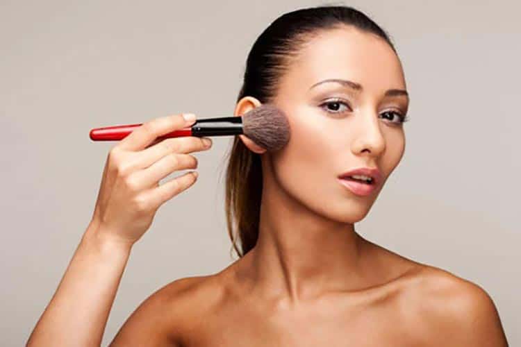 نحوه زدن رژگونه در آرایش دانشجویی