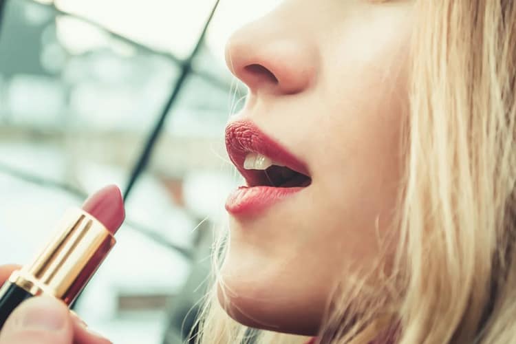 عوارض استفاده از رژ لب تقلبی