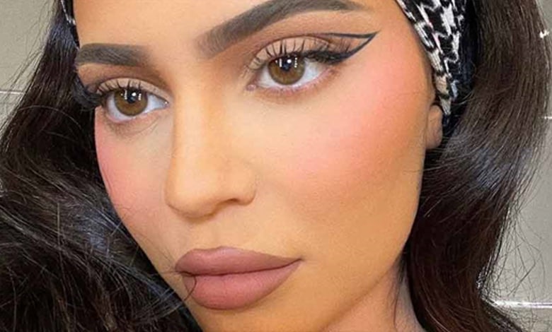 خط چشم مدل‌دار کشیده