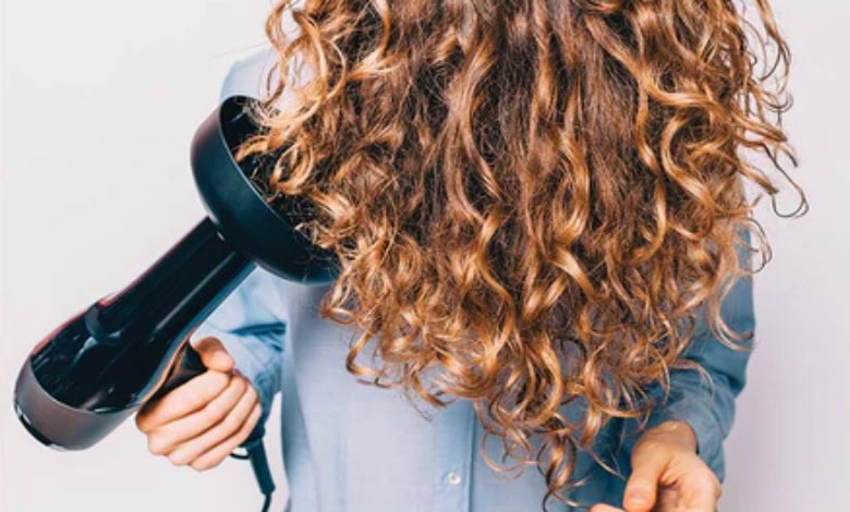 خم کردن سر به سمت پایین بعد از تمام شدن کار، حجم مو ها را بیشتر میکند.