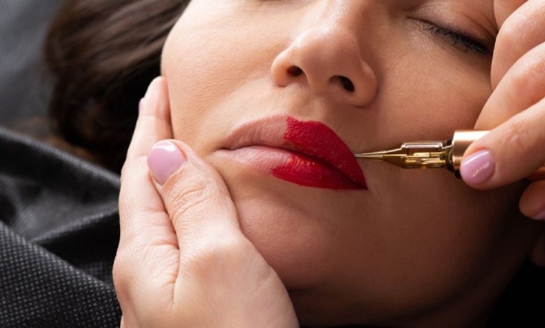 تفاوت رژ لب دائم با شید لب چیست؟ جلوه نهایی شید لب طبیعی‌تر است.