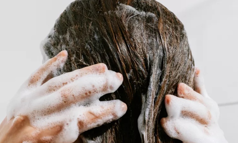 هسته اصلی روتین مو، انتخاب شامپو و شست‌وشو به‌اندازه و صحیح موهاست.