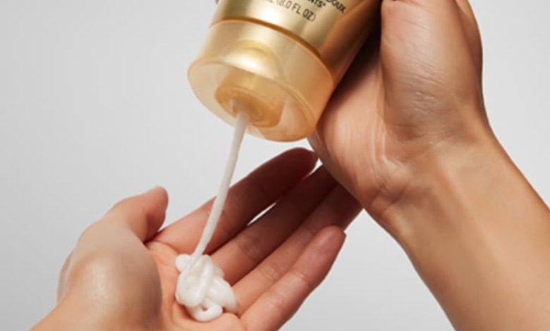 نرم کننده یکی از محصولات روتین مراقبت از مو در حمام است.