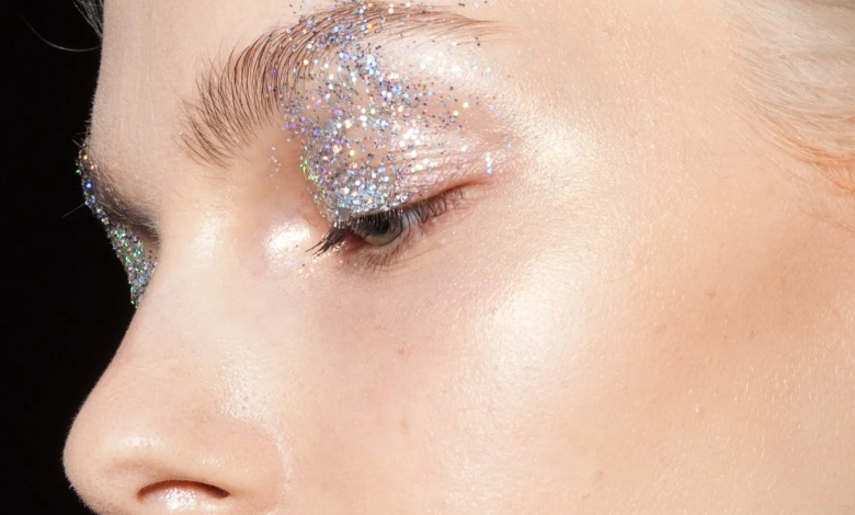 اسم لوازم آرایشی جدید و ترند، گلیتر است که آرایش را براق و خاص میکند.