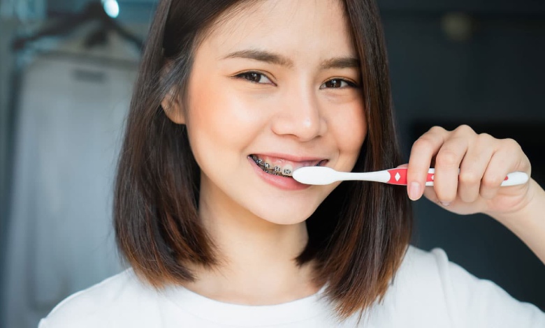 تفاوت مسواک برقی و دستی از نظر تمیز کردن دندان دارای ارتودنسی