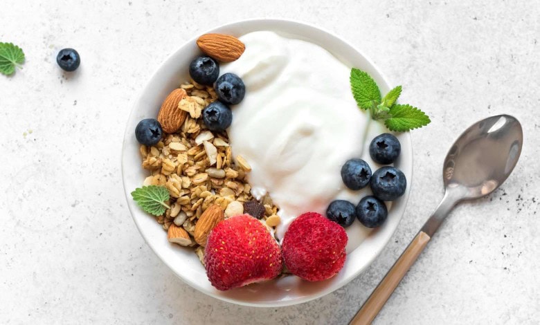 ماست یونانی و میوه