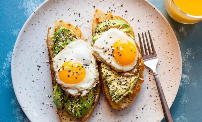 تست تخم مرغ و آووکادو