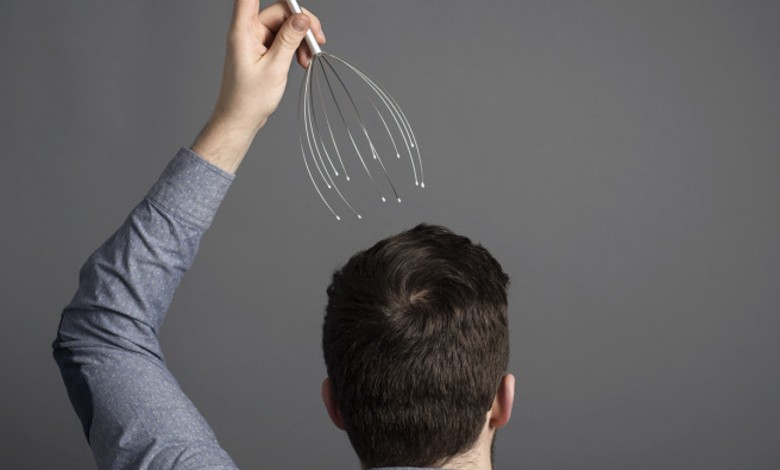 ماساژ سر با ماساژور دستی فلزی