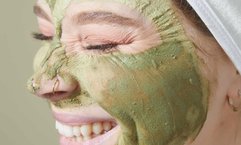 ماسک خاک رس یکی از بهترین ماسک برای سفت شدن پوست صورت در خانه است.