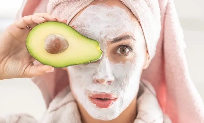 یکی از معجزه‌های آووکادو، استفاده از آن به عنوان ماسک برای سفت شدن پوست صورت است.