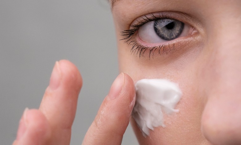 علت خشکی دور چشم