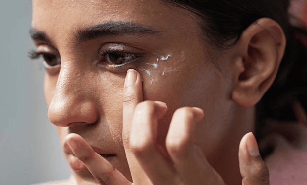 بهترین کرم دور چشم برای زیر 30 سال؛ جاودان‌کردن جوانی چشم‌ها