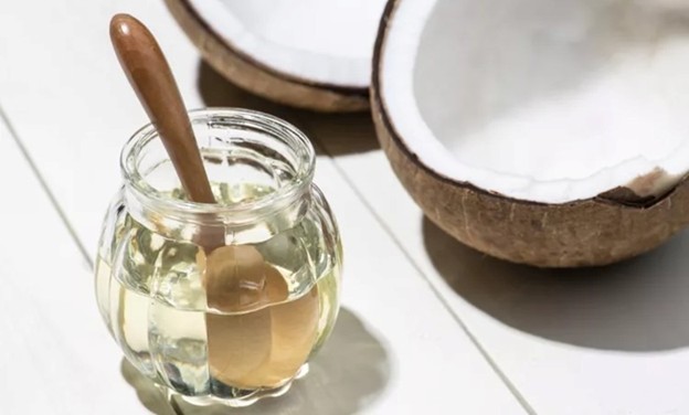 خواص مهم روغن نارگیل برای مو؛ راز موهای نرم، براق و بدون وز