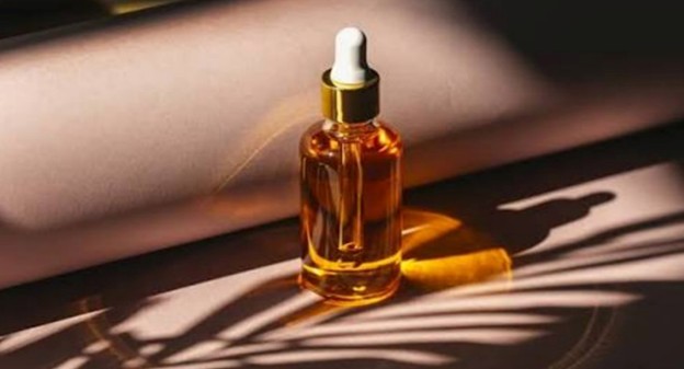 راهنمای گام به گام طرز استفاده از روغن خراطین برای چروک صورت