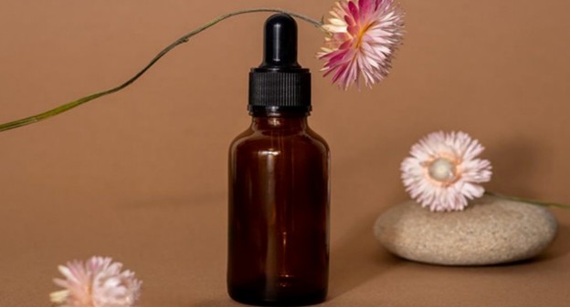 راهنمای گام به گام طرز استفاده از روغن خراطین برای چروک صورت