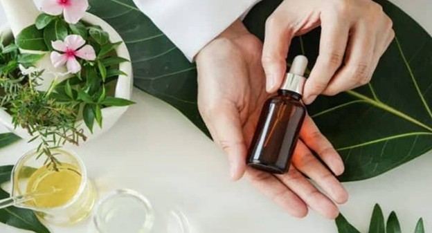 راهنمای گام به گام طرز استفاده از روغن خراطین برای چروک صورت