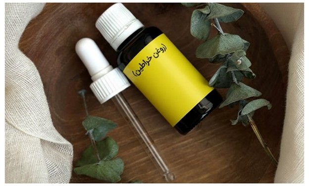 راهنمای گام به گام طرز استفاده از روغن خراطین برای چروک صورت