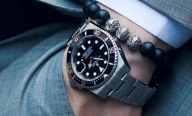 دستبند کنار ساعت