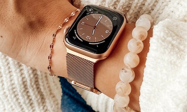 دستبند کنار ساعت