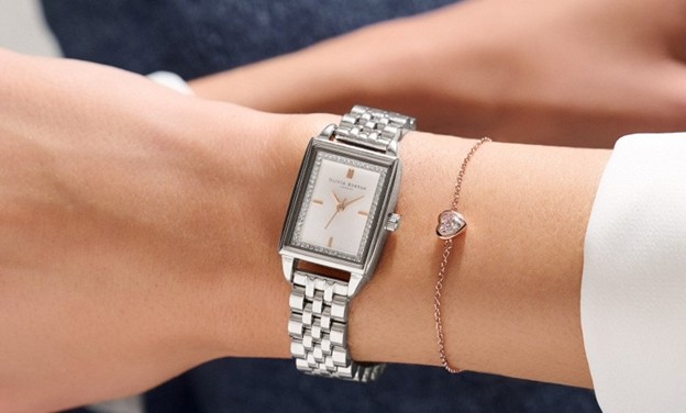 دستبند کنار ساعت