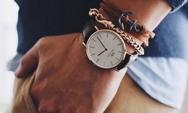 دستبند کنار ساعت