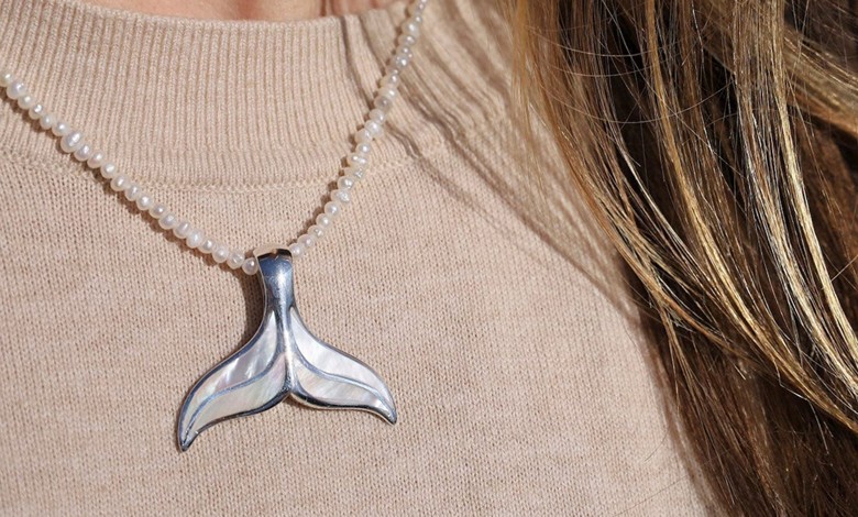 گردنبند دم وال نماد چیست؛ راهنمای نمادشناسی دم نهنگ