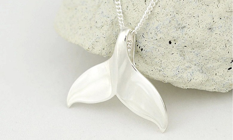 گردنبند دم وال نماد چیست؛ راهنمای نمادشناسی دم نهنگ