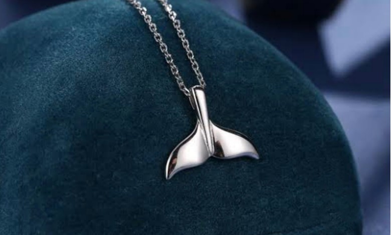 گردنبند دم وال نماد چیست؛ راهنمای نمادشناسی دم نهنگ