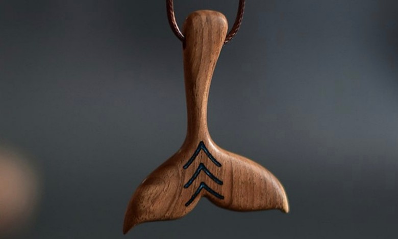 گردنبند دم وال نماد چیست؛ راهنمای نمادشناسی دم نهنگ